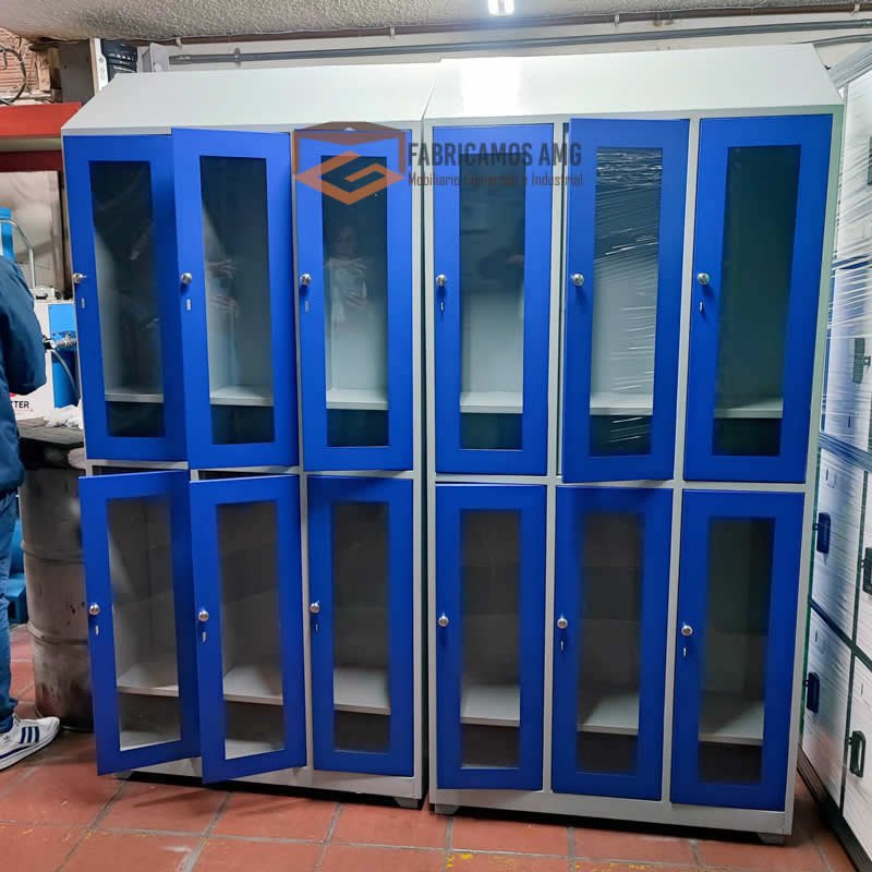 Lockers metálicos con techo inclinado