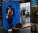 Mujer usando Locker Metálico Azul para Gimnasios en Bogotá