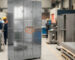 Módulo de lockers metálicos para empresas fabricado en acero laminado Cold Rolled con puertas ventiladas y sistema portacandado en entorno industrial de Bogotá.