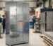 Módulo de lockers metálicos para empresas fabricado en acero laminado Cold Rolled con puertas ventiladas y sistema portacandado en entorno industrial de Bogotá.