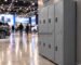 Hilera de lockers metálicos instalados en un pabellón de exposiciones durante una feria del automóvil