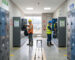 Batería de lockers metálicos dobles de acero con rejillas de ventilación y candado instalados en un vestuario industrial conforme a la normativa SG-SST en Colombia.