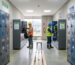 Batería de lockers metálicos dobles de acero con rejillas de ventilación y candado instalados en un vestuario industrial conforme a la normativa SG-SST en Colombia.